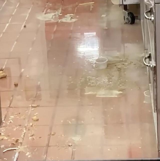 肯德基|恶心！澳肯德基肮脏后厨曝光：地面水坑油腻腻，到处都是食物垃圾