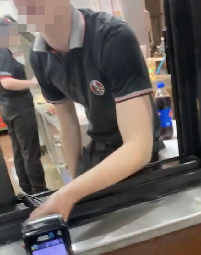 肯德基|恶心！澳肯德基肮脏后厨曝光：地面水坑油腻腻，到处都是食物垃圾