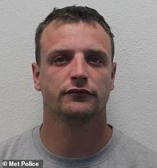 丹尼尔·艾伦|英国男子在示威活动中飞踢警察后，因穿亮绿色短裤被警方迅速抓获