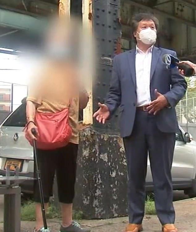 华人|89岁华人老太太遭两名陌生美国白人男子掌掴，衣服还被点燃