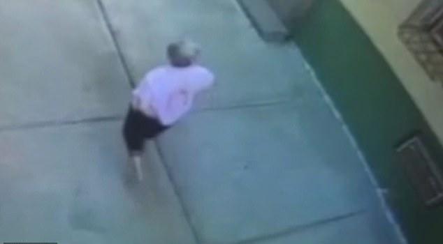 华人|89岁华人老太太遭两名陌生美国白人男子掌掴，衣服还被点燃