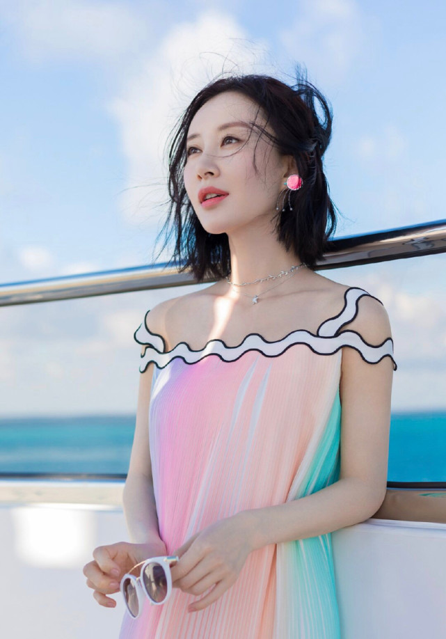 美女影视明星舒畅彩虹连衣长裙海边休闲写真