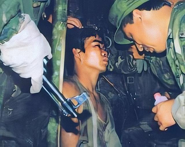 中国捕俘手越境俘虏敌人时,被刀穿胸而过,带刀奔袭15公里返回祖国