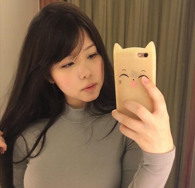 马玉米跟doinb学中文出事故,金贡突然失控砸基地!给她吓呆住了