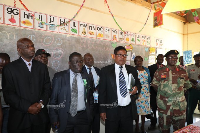 津巴布韦_社会|男子靠诈骗疯狂敛财1.4亿，受审前一天离奇死在家中