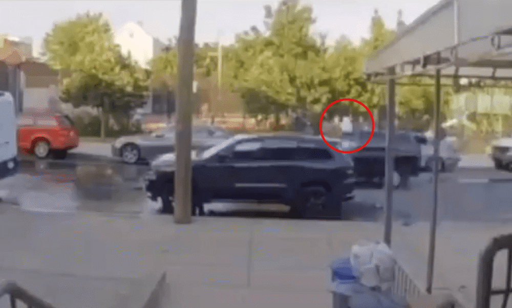 纽约|纽约枪手探出汽车天窗当街扫射，杀死两名正在打篮球的少年