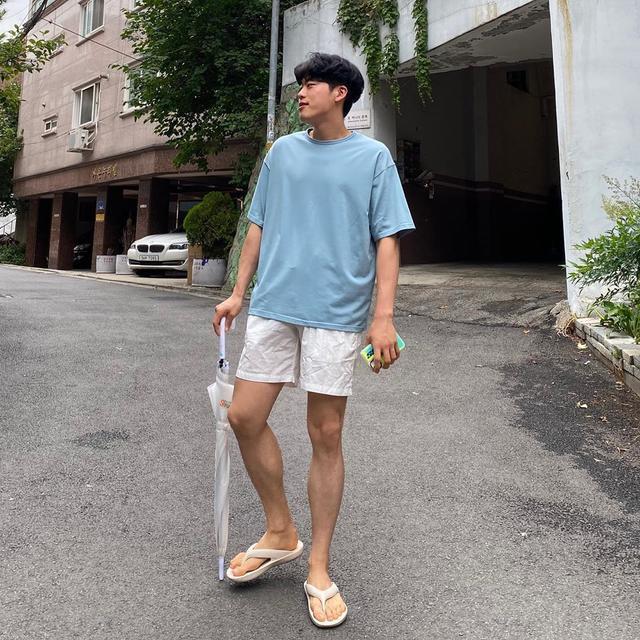 男生夏天最适合穿"短裤",搭配t恤时尚帅气,轻松告别闷热感