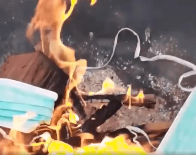 澳大利亚_社会|澳洲疫情区女子架火盆焚烧口罩，称“戴口罩的人都是僵尸”