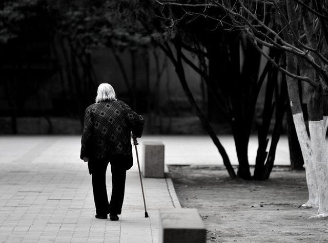 72岁日本老头一生只工作2年与满屋垃圾为伴活成了一座孤岛