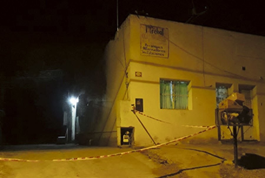 邻居|女子从邻居家窗户旁经过，无意看到10岁女孩悬挂着的尸体