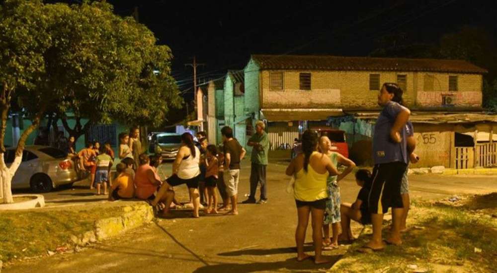 邻居|女子从邻居家窗户旁经过，无意看到10岁女孩悬挂着的尸体