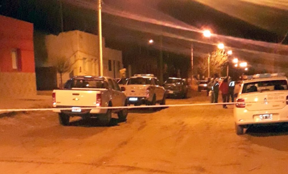 邻居|女子从邻居家窗户旁经过，无意看到10岁女孩悬挂着的尸体