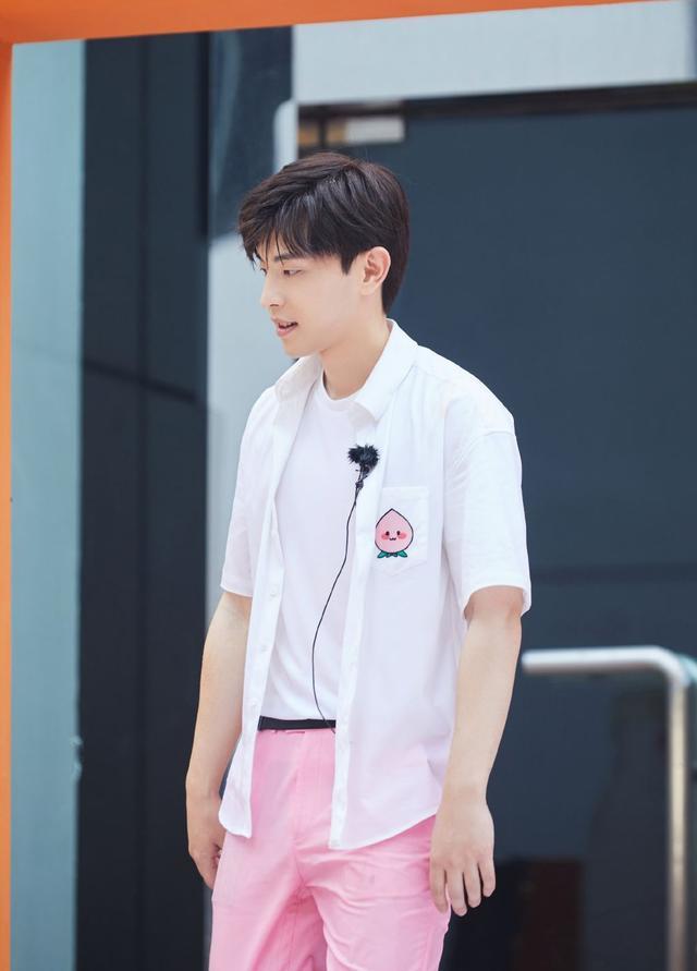 邓伦雨中天台大片精致潮流,185的身高很会穿,造型帅气时髦