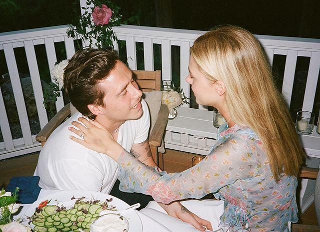 #贝克汉姆大儿子求婚#贝克汉姆大儿子求婚！女友穿薄纱衣超美，300万钻戒太闪