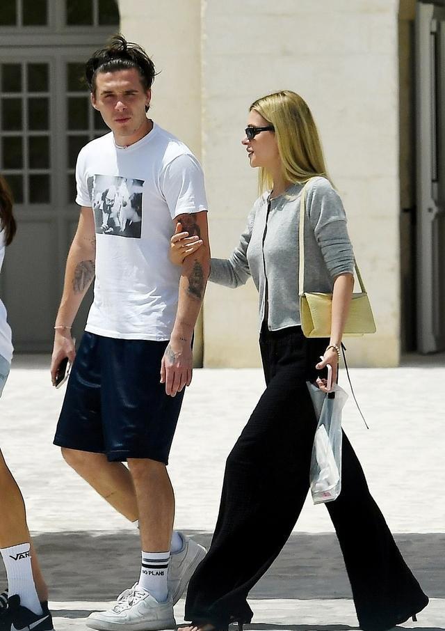 #贝克汉姆大儿子求婚#贝克汉姆大儿子求婚！女友穿薄纱衣超美，300万钻戒太闪