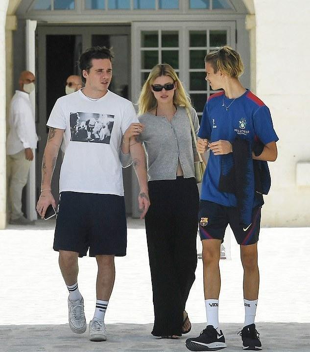 #贝克汉姆大儿子求婚#贝克汉姆大儿子求婚！女友穿薄纱衣超美，300万钻戒太闪