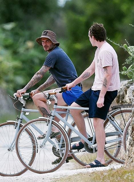 #贝克汉姆大儿子求婚#贝克汉姆大儿子求婚！女友穿薄纱衣超美，300万钻戒太闪