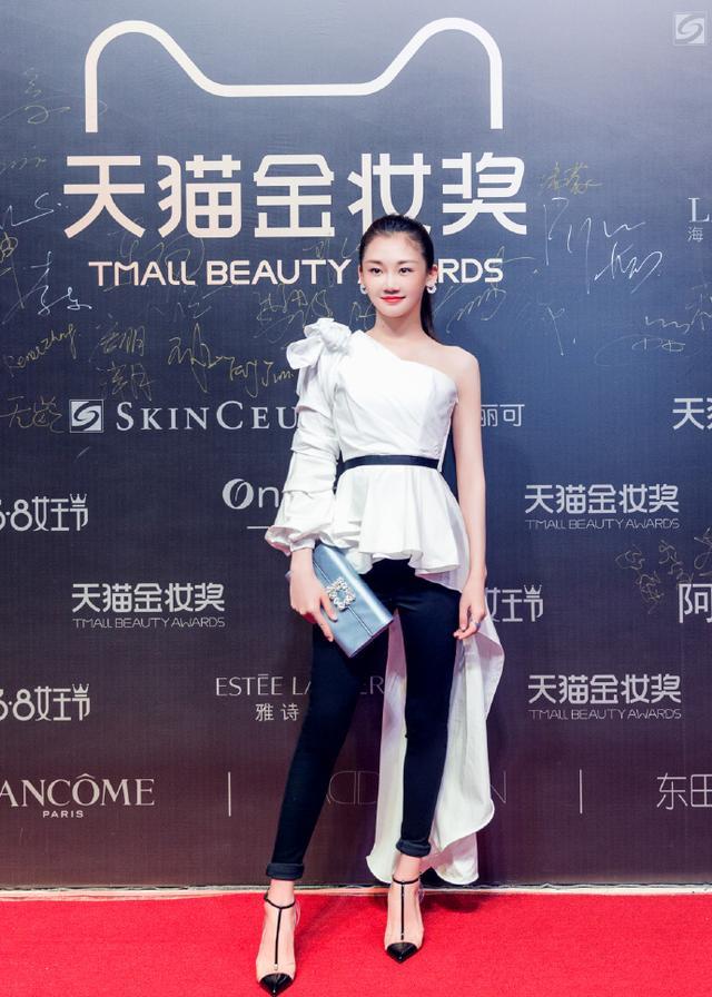苗苗不愧是郑恺的老婆穿灰色薄纱连衣裙配皮衣携惊艳气质亮相