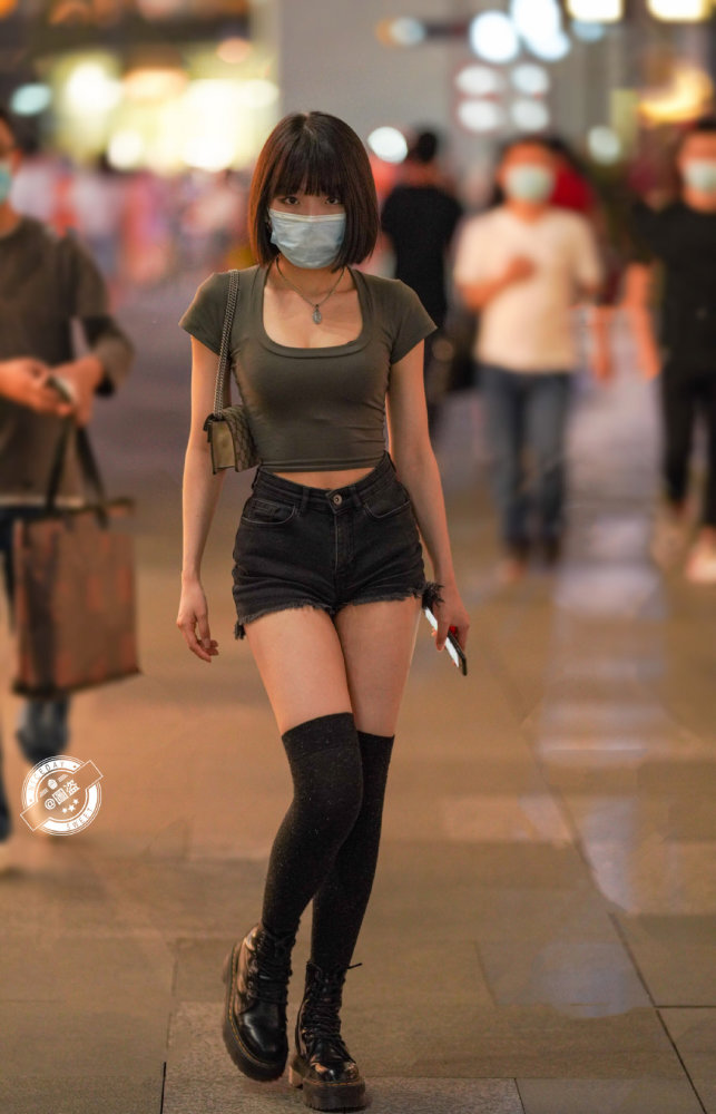 马丁靴配过膝筒袜,这样的女孩你喜欢吗?