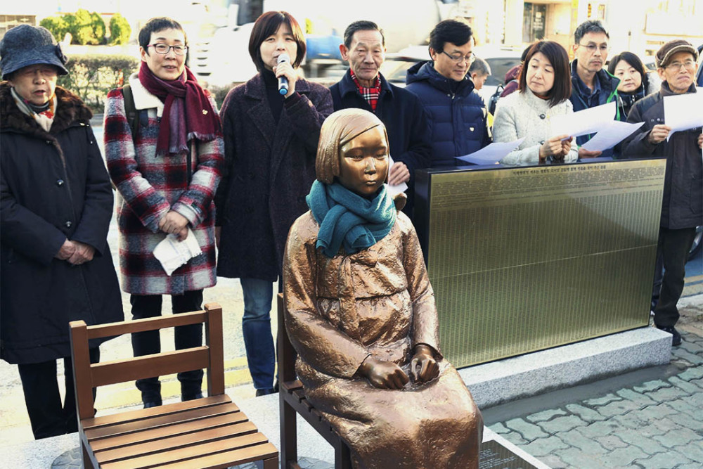 日本_时政|韩国公园给慰安妇下跪雕像神似安倍，日本生气，作者回复模棱两可