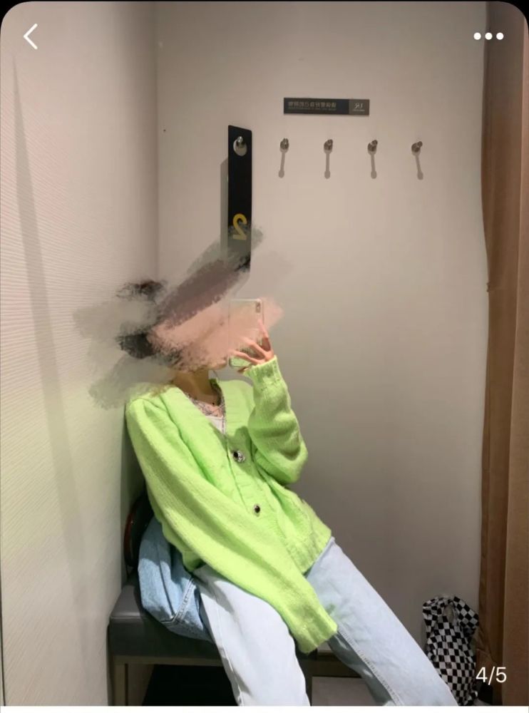 在试衣间跪地拍照网红又在整哪出