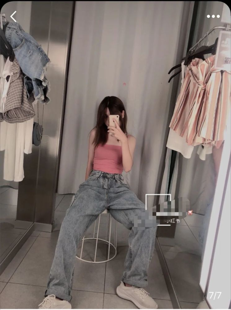 在试衣间跪地拍照网红又在整哪出