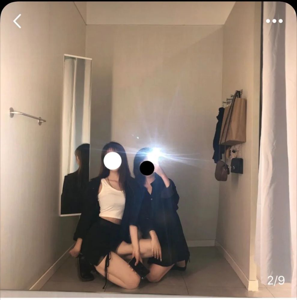 在试衣间跪地拍照网红又在整哪出