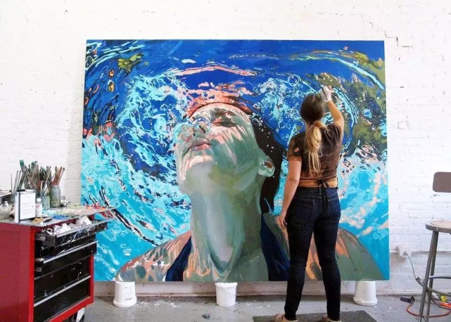 女艺术家画14年只画泳池里的女人 作品真实感直逼摄影 Samantha