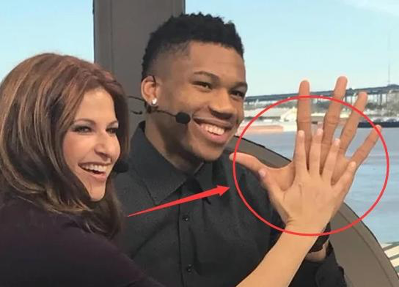 nba球员手掌竟这么大!乔丹单手抓南瓜,奥尼尔喝水像喝口服液