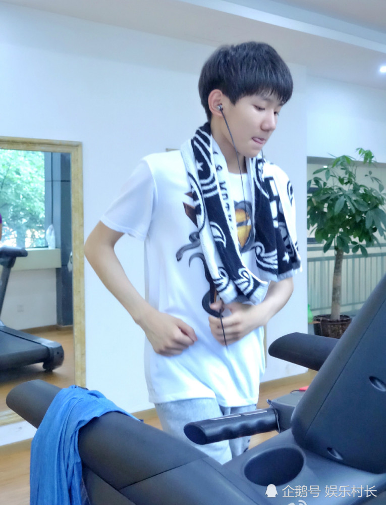王俊凯晒健身照男友力爆棚王源曾做高难度锻炼动作易烊千玺最令人羡慕