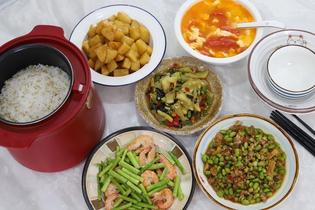 一家三口的午餐 四菜一汤有荤有素 花了不到块钱 丰盛营养 腾讯新闻