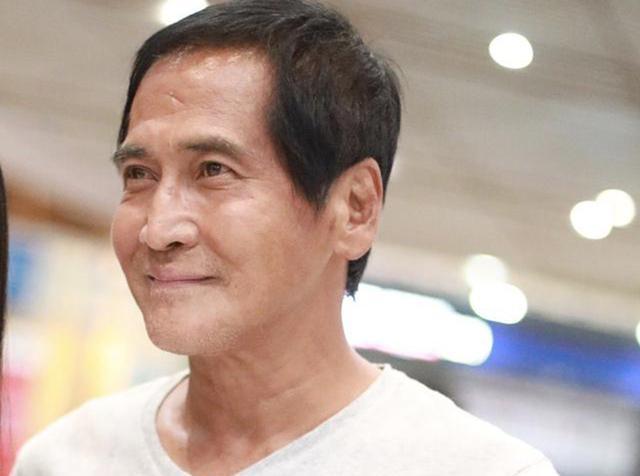 60岁齐秦近照曝光打扮时髦走路带风老来得子后专注家庭