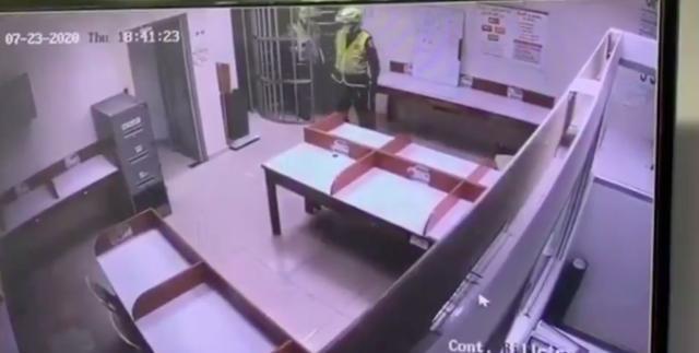 哥伦比亚|哥伦比亚4男子假扮警察，大摇大摆进入银行，掠走7.72亿比索