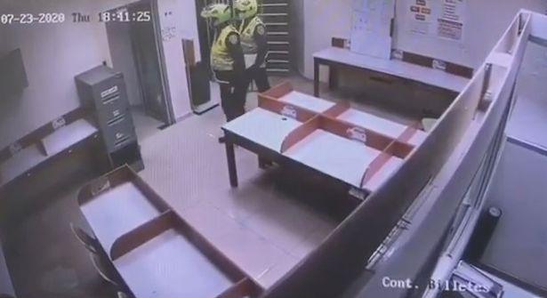 哥伦比亚|哥伦比亚4男子假扮警察，大摇大摆进入银行，掠走7.72亿比索