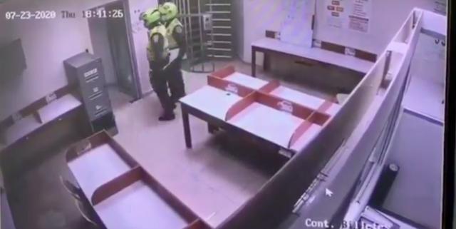 哥伦比亚|哥伦比亚4男子假扮警察，大摇大摆进入银行，掠走7.72亿比索