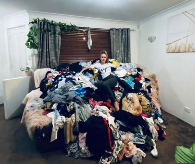 澳4个孩子的母亲任孩子乱扔衣物堆成山要用50个袋子重金清洗