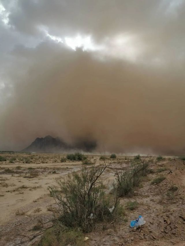 由于北方雨水少,导致地面干燥松散,当有大风刮过时,最容易被沙尘暴
