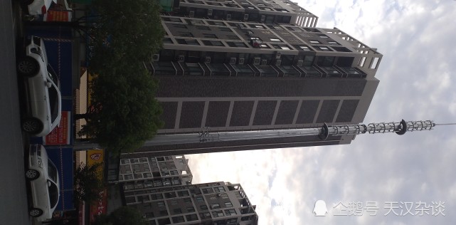 一座刚建好还未使用的5g信号塔 由于遭到附近居民的投诉 可能会被拆除 腾讯网