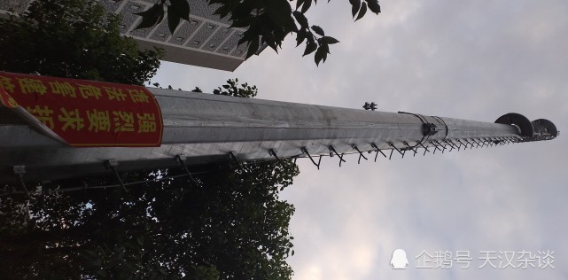 一座刚建好还未使用的5g信号塔 由于遭到附近居民的投诉 可能会被拆除 腾讯网