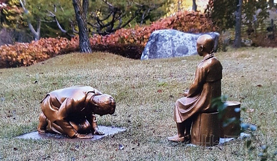 韩国_时政|韩国现疑似“安倍谢罪雕像”引日本不满 网民：应该放大使馆门前