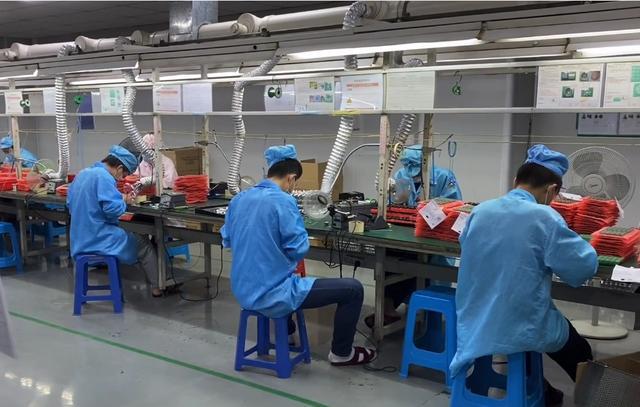 深圳某电子厂连夜加班,员工抱怨太累了,我只想赚点钱,没想卖命