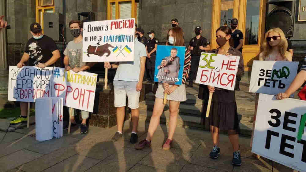 向泽连斯基|遥远的总统梦：顿巴斯停火后，波罗申科向泽连斯基“开火”