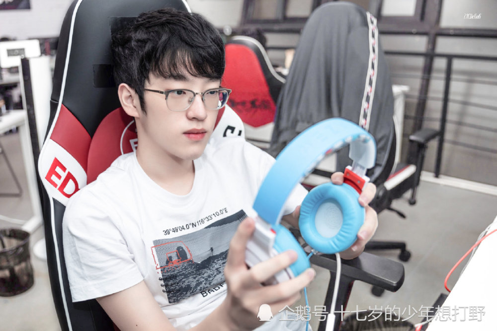 LOL：EDG年年八强竟是祝福？老队员指出EDG现在的理解连路人都不如