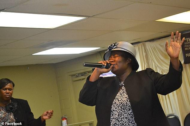 小唐纳德-特朗普|特朗普新宠医生要测福奇尿液，她不相信口罩，相信巫术和恶魔附体