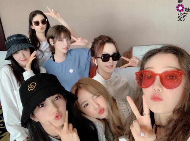 七人合影都卖萌注意希林娜依高故意秀哪镜头下移一瞬看懵了