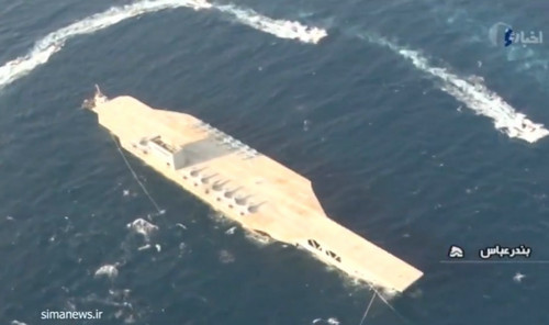 美军航母|伊朗演练攻击“美军航母”画面曝光：导弹击中 快艇包围