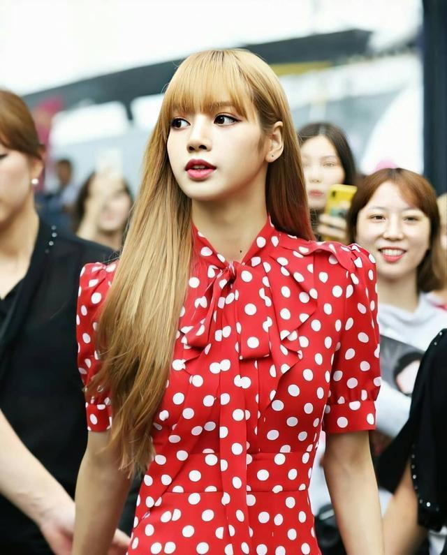 lisa的身材气质不是盖的!红色茶歇礼裙惊艳全场,不愧是人间芭比