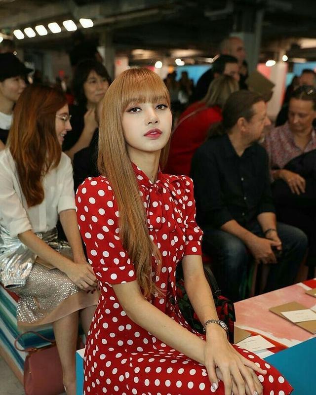 lisa的身材气质不是盖的!红色茶歇礼裙惊艳全场,不愧是人间芭比