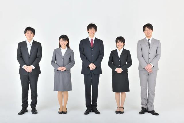 应答内容进/出房间动作,礼仪(行礼,坐/站姿势),声音的大小,词语