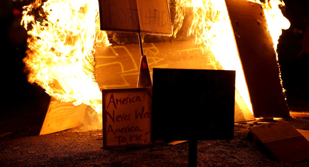 美国警方:波特兰的抗议者向法院大楼投掷燃烧瓶